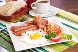 Опять английский завтрак: сосиски, яичница, немного овощей и кофе
