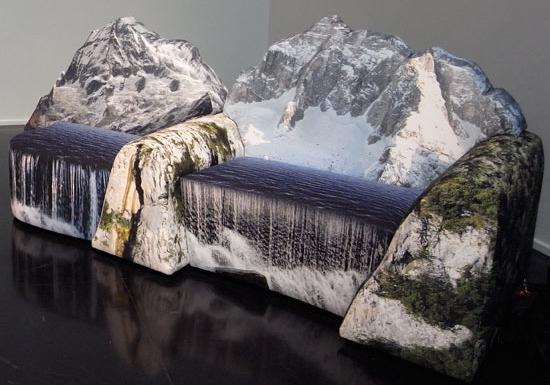 Диван Montanara, выставленный дизайнером Гаэтано Пеше (Gaetano Pesce) в витрине Meritalia оказался фотообоями для сидения